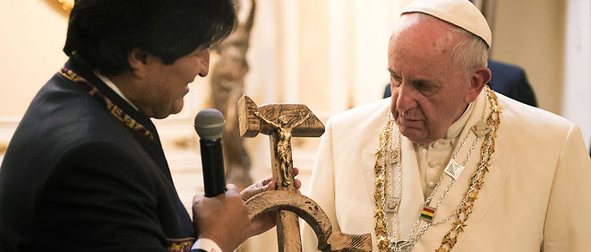 Le pape Francois a (bien) cache son enthousiasme devant l'etonnant cadeau d'Evo Morales...