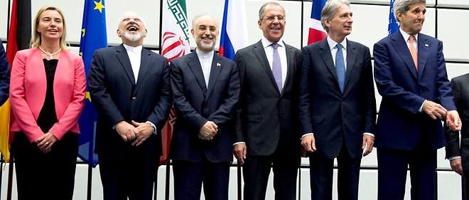 Le ministre iranien des Affaires etrangeres, Mohammad Javad Zarif (deuxieme en partant de la gauche), savoure la signature d'un accord sur le nucleaire iranien, le 14 juillet 2015 a Vienne.