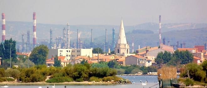 Le village de Berre entoure par les cheminees des raffineries de l'industrie petrochimique. 