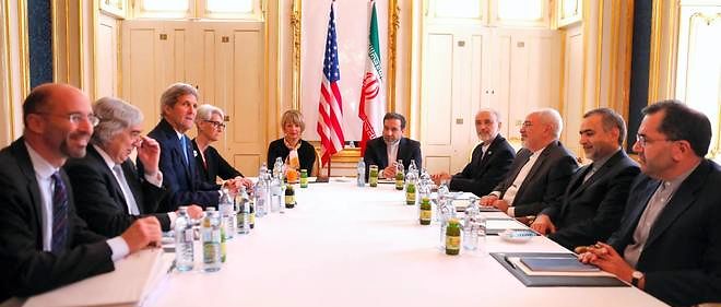 Les representants des Etats-Unis (a gauche) et de la Republique islamique negociant aprement un accord sur le dossier du nucleaire, le 30 juin 2015 a Vienne. 