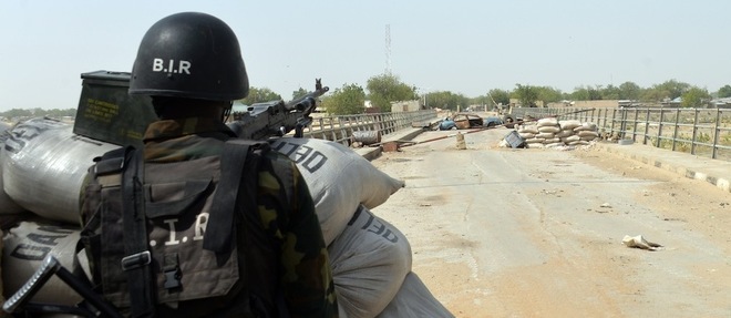Un soldat camerounais de la Brigade d'intervention rapide (BIR) en position dans la ville frontaliere de Fotokol en fevrier 2015 apres les affrontements des troupes camerounaises contre les terroristes islamistes de Boko Haram.
