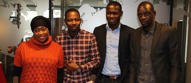 Idrissa Konte (2e a partir de la droite) entoure de certains membres de son equipe, dont Mariam Bah.