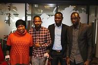 Idrissa Konté (2e à partir de la droite) entouré de certains membres de son équipe, dont Mariam Bah.