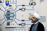 Le président iranien Hassan Rohani visitant la salle de contrôle de la centrale nucléaire de Bushehr, en janvier 2015.
  ©MOHAMMAD BERNO
