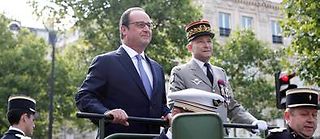François Hollande et le général Pierre de Villiers le 14 juillet 2015 sur les Champs-Élysées.  ©THIBAULT CAMUS