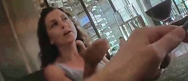 Capture d'ecran de la video montrant la responsable du planning familial piegee par des militants anti-avortement.