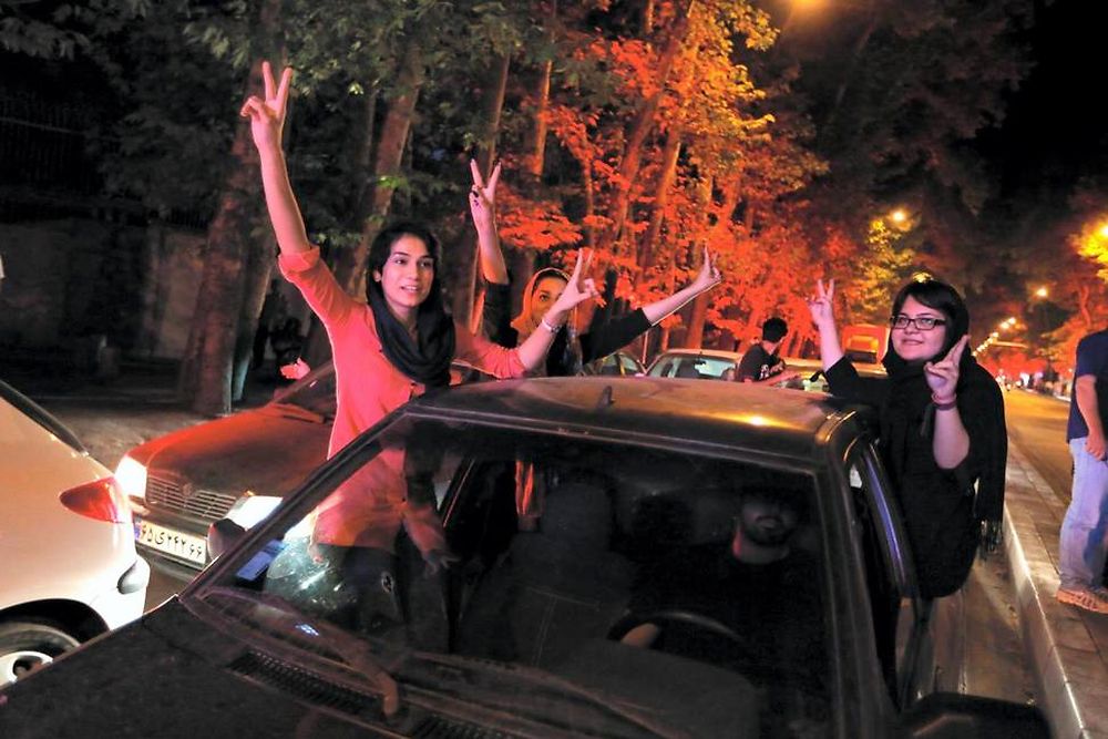 Iraniennes fêtant l'accord en voiture 