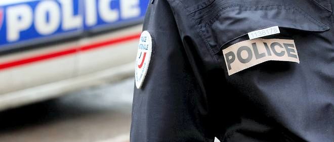 Selon le ministre de l'Interieur Bernard Cazeneuve, un attentat avait ete dejoue sur le sol francais apres l'arrestation de quatre personnes qui projetaient une "action terroriste contre des installations militaires francaises".