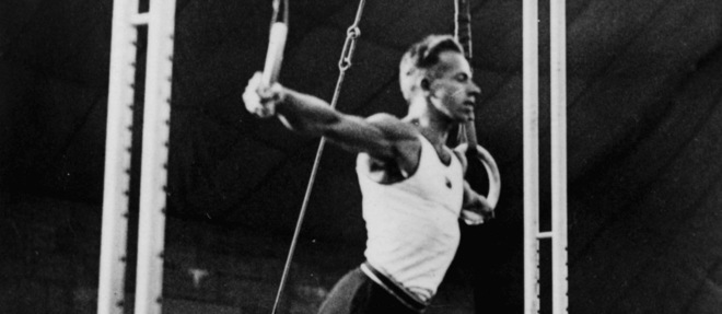 En 1931, Hudec arrive a Paris, pour participer au tournoi international organise dans le cadre de l'exposition coloniale. Ce tournoi est passe dans l'histoire comme le premier veritable Championnat du monde de gymnastique. A 23 ans, il remporte le concours general individuel.