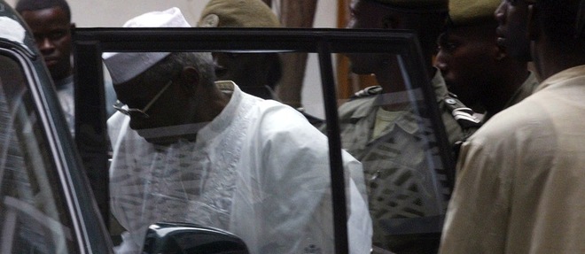 L'ex-president Hissene Habre entoure des gardiens de prison le 15 novembre 2005 a Dakar.