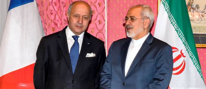 Le chef de la diplomatie francaise Laurent Fabius et son homologue iranien Mohammad Javad Zarif, le 28 mars 2015 a Lausanne. 