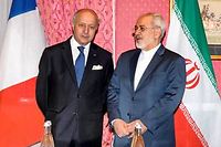 Le chef de la diplomatie francaise Laurent Fabius et son homologue iranien Mohammad Javad Zarif, le 28 mars 2015 a Lausanne.  (C)FABRICE COFFRINI