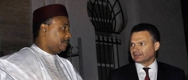 Le president du Niger Mahamadou Issoufou et l'ambassadeur de France au Niger Antoine Anfre, ici en decembre 2014 a Niamey.