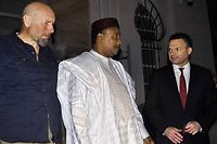 Le président du Niger Mahamadou Issoufou et l'ambassadeur de France au Niger Antoine Anfré, ici en décembre 2014 à Niamey. ©STR