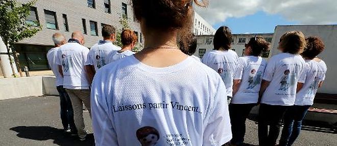 Des membres d'un collectif d'anciens camarades de promotion de l'ecole d'infirmier de Laon ou Vincent Lambert a etudie manifestent devant l'hopital de Reims ou il est soigne pour qu'on "le laisse partir", le 27 juin 2015
