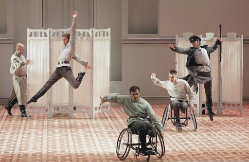 Une scene du ballet "Un heros de notre temps" avec des danseurs en chaise roulante, lors d'une representation au theatre du Bolchoi, le 23 juillet 2015