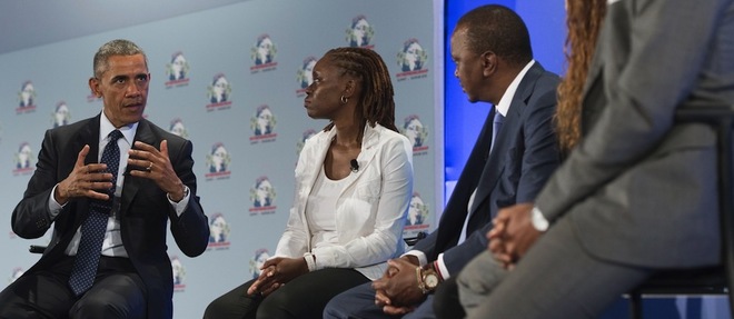 Les presidents Obama et Kenyatta dans un panel lors du Sommet mondial de l'entrepreneuriat a Nairobi le 25 juillet 2015. Entre les deux, Judith Owegar, cofondatrice d'Akirachix. 