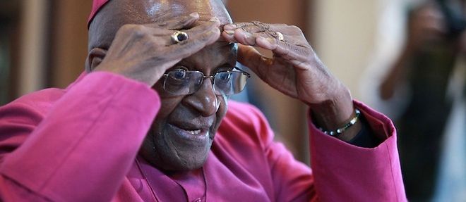 Desmond Tutu lors d'une conference de presse a la cathedrale Saint-Georges au Cap, en Afrique du Sud, le 23 avril 2014.