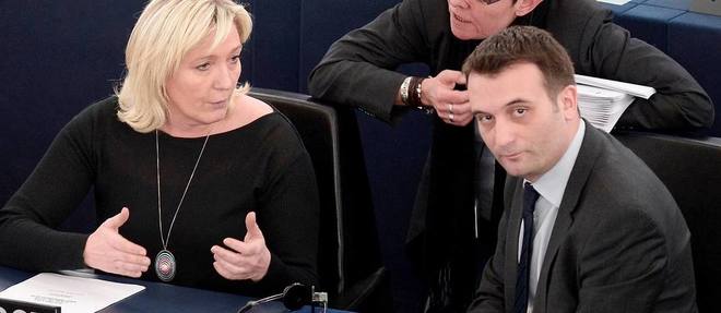 Florian Philippot et Marine Le Pen au Parlement de Strasbourg le 28 avril 2015. 