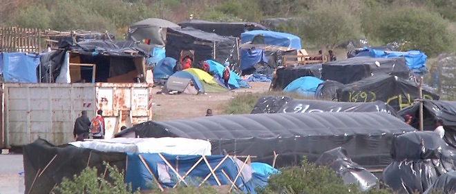 En avril dernier, le nombre de migrants installes sur le site de la jungle de Calais etait de 1 000. Quatre mois plus tard, ce chiffre a double. 