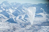 Les ballons du projet Loon sont manoeuvres a l'aide des courants aeriens a haute altitude. En faisant varier l'altitude du ballon, il est ainsi possible de changer de direction en changeant de courant aerien. Le ballon arrive au sol lorsqu'il est vide de son gaz, generalement cinq a six mois apres son deploiement initial. (C)Jon Shenk