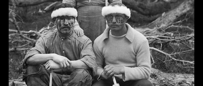 Martin Gusinde (a droite) postulant a la ceremonie d'initiation yamana, le Ciexaus, 1920