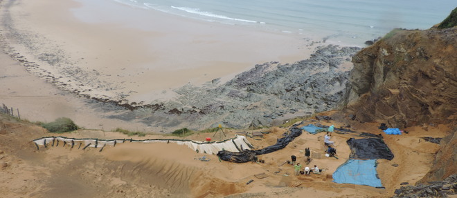 Tout commence dans les annees 1960 lorsque des silex tailles et  plusieurs amas d'ossements sont decouverts sur cette dune majestueuse de  la plage du Pou, situee juste en face de l'archipel anglo-normand.