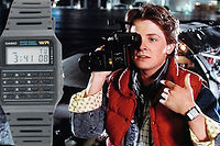Au poignet de Marty McFly en 1985 : une montre calculatrice, la star de l'epoque. 