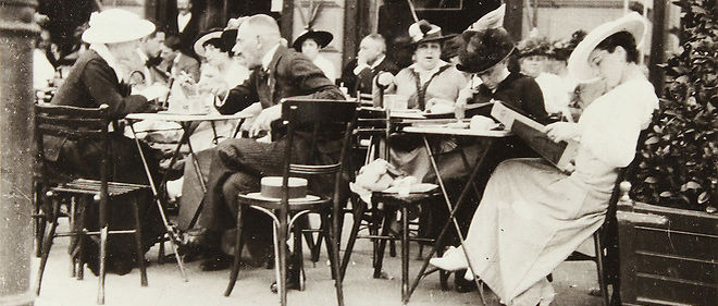Un cafe viennois, en 1915. Selon l'ecrivain Olivier Guez, dans la Mitteleuropa, "on tourne en rond, on reflechit, on avance et on recule. C'est formidable !"
