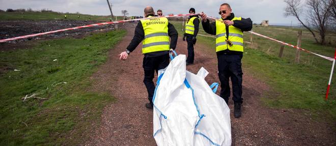 Des enqueteurs neerlandais sur le site du crash du vol MH17 (photo d'illustration).