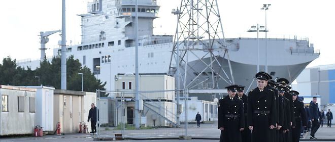 Des marins russes pres du Vladivostok, a Saint-Nazaire, en 2014.