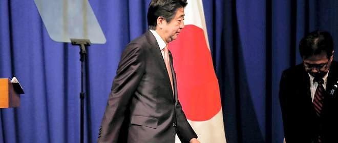 Le Premier ministre Shinzo Abe a repousse l'augmentation de la TVA de 8 a 10 % au printemps 2017 apres l'impact devastateur d'un premier relevement de taxe l'an dernier.