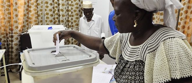 Bureau de vote a Ouagadougou, au Burkina Faso, le 2 decembre 2012.