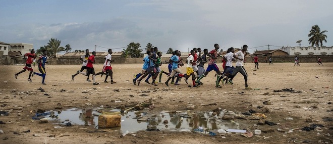 De jeunes footballeurs s'entrainent a Churchill's Town, pres de Banjul, la capitale de la Gambie