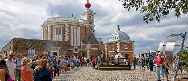 Le meridien de Greenwich est le centre du temps du monde : chaque journee, chaque annee ont pour point de depart cette longitude.
