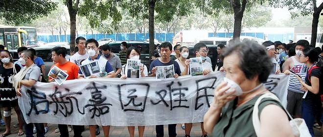 Les habitants de la zone de la catastrophe poursuivent leurs manifestations pour demander des dedommagements aux autorites, alors que de nombreux manquements ont ete observes apres les deux explosions mortelles sur un site chimique de Tianjin, dans le nord-est de la Chine.
