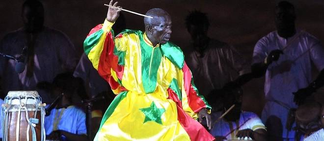 Doudou Ndiaye Rose en decembre 2010 au stade Leopold Sedar Senghor, lors de la ceremonie d'ouverture du 3e Festival mondial des arts et cultures noires. 