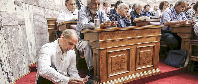 L'ancien ministre des Finances consulte son portable pendant un discours du Premier ministre Tsipras devant le groupe parlementaire de Syriza, le 16 juin.
 