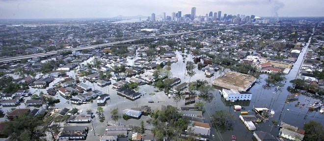 Lorsque l'ouragan Katrina a touche La Nouvelle-Orleans en 2005, environ 80 % de la ville fut inonde par l'eau qui monta a plus de six metres de haut.
