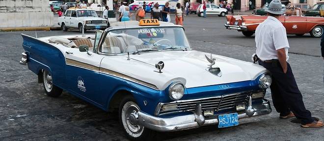Une Ford convertible de 1957 transformee en taxi, une image insolite de Cuba qui n'est pas pres de disparaitre