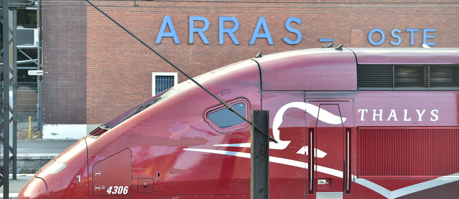 Le train Thalys, immobilise en gare d'Arras apres la fusillade, le 21 aout 2015.