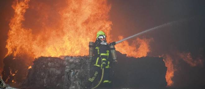 Des pompiers luttent contre un incendie, Photo d'illustration.