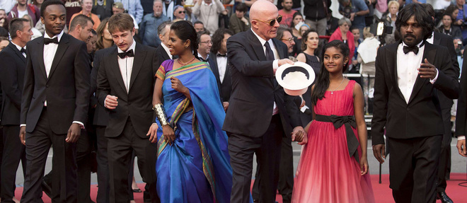 Jacques Audiard (a g.) et ses acteurs a Cannes, en mai, ou le film a recu la palme d'or.Comme Dheepan, Antonythasan Jesuthasan (a dr. et en bas) est un ex-rebelle refugie en France.
