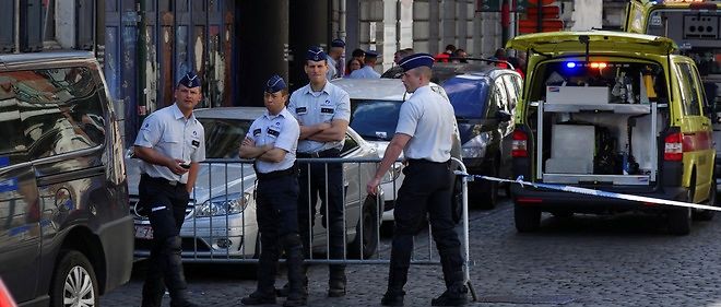 La police belge a mene lundi soir deux perquisitions a Bruxelles pour tenter de determiner les << lieux de sejour >> de l'auteur de l'attentat dejoue dans le Thalys Amsterdam-Paris.
