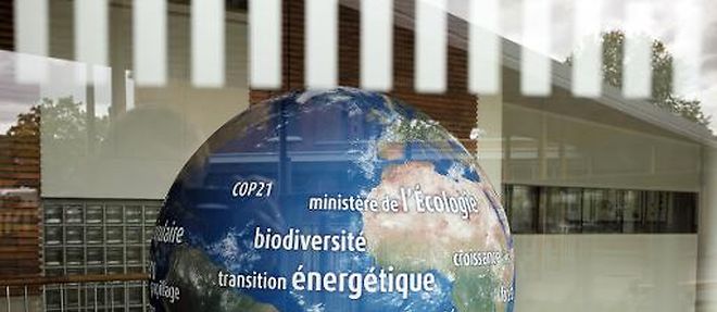 Le globe symbole de la future grande conference internationale sur le climat COP21, au Bourget pres de Paris le 6 mai 2015