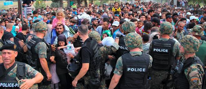 La police macedonienne tente d'endiguer le flot des refugies venus de Grece qui tentent de passer la frontiere.