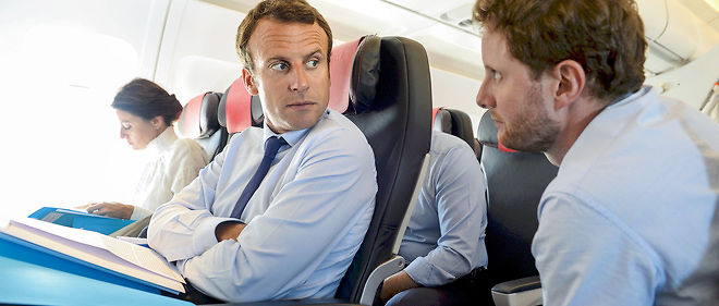 Dans l'avion pour Berlin, le 24 aout, Emmanuel Macron s'entretient avec Clement Beaune, son conseiller charge des affaires europeennes et budgetaires.
