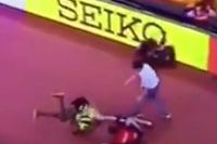 Usain Bolt violemment heurt&eacute; par un cam&eacute;raman en Segway