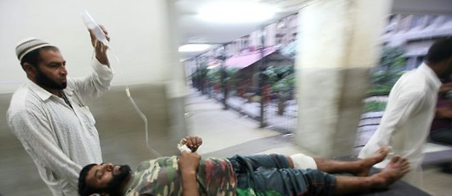 Un villageois Liyakat Ali est traite a l'hopital de Jammu en Inde, le 28 aout 2015 apres des affrontements a la frontiere entre le Pakistan et l'Inde qui ont fait au moins 10 morts