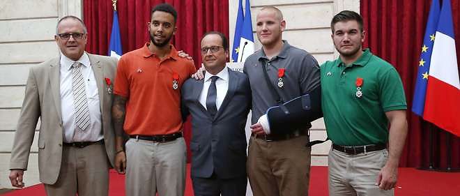 Les << heros >> du Thalys lors de la ceremonie de remise de la Legion d'honneur par Francois Hollande.